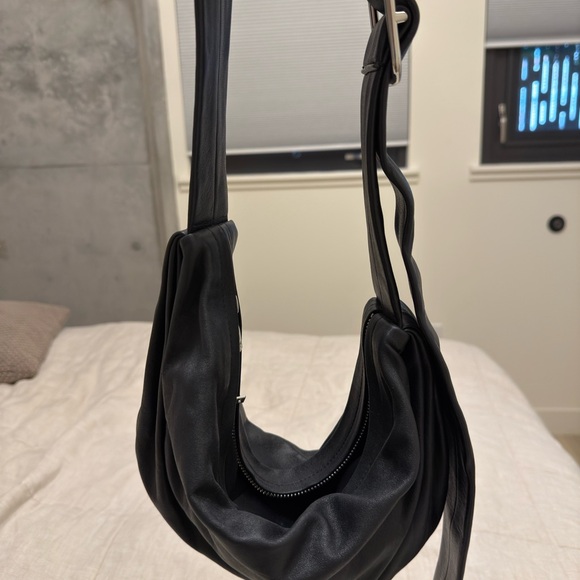 COS EUC banana bag (leather) - Picture 3 of 6